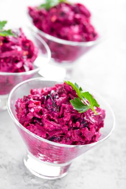 Pancar salatası. Haşlanmış pancar salatası. Kuru erik, ceviz ve ekşi krema beyaz zemin üzerine kırmızı pancar salatası