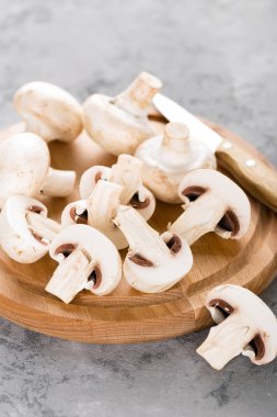 Taze mantar. Ahşap tahta üzerinde ham mantar. Petrol