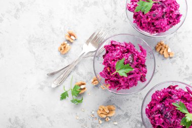 Pancar salatası. Haşlanmış pancar salatası. Kuru erik, ceviz ve ekşi krema beyaz zemin üzerine kırmızı pancar salatası