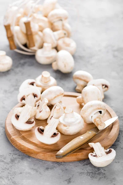 Cogumelos Frescos Cogumelos Crus Tábua Madeira Champinhons — Fotografia de Stock