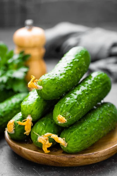 Frische Gurken Auf Dem Tisch — Stockfoto