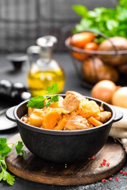 Sebzeli et güveç. Lahana, havuç ve patates ile Çoban Kavurma