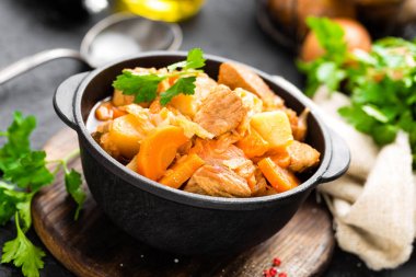 Sebzeli et güveç. Lahana, havuç ve patates ile Çoban Kavurma