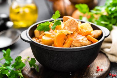 Sebzeli et güveç. Lahana, havuç ve patates ile Çoban Kavurma