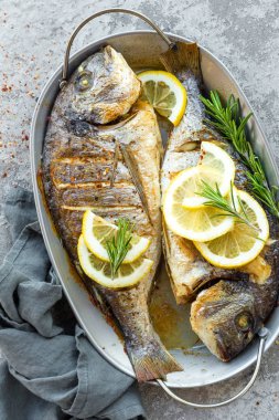 Fırında balık dorado. Çipura ya da ızgara balık.