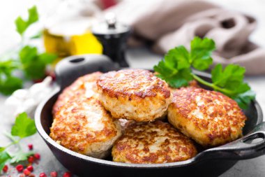 Beşamel sos. Masada dökme demir tavada kızarmış pirzola