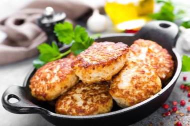 Beşamel sos. Masada dökme demir tavada kızarmış pirzola