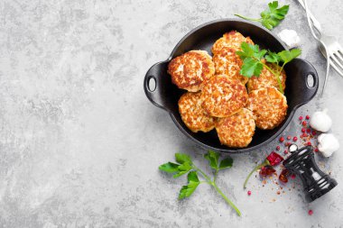 Beşamel sos. Masada dökme demir tavada kızarmış pirzola