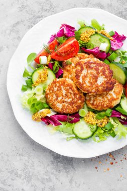 Beşamel sos ve taze sebze salatası beyaz tabakta. Kızarmış köfte sebze salatası ile