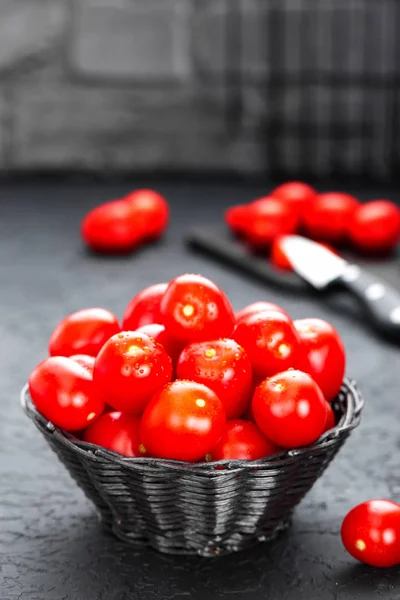 Des Tomates Tomates Fraîches Dans Panier Sur Table — Photo