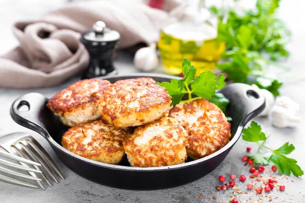 Des Escalopes Escalopes Frites Dans Une Casserole Fonte Sur Table — Photo