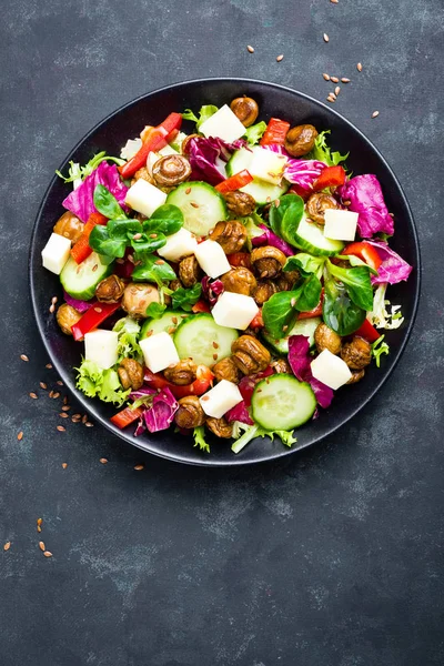 Färska Grönsaker Sallad Med Champinjoner Och Mozzarella Svart Plåt Stekta — Stockfoto