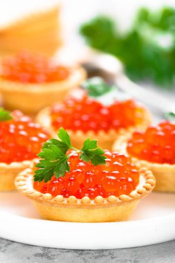 Tartlets kırmızı somon havyar, somon havyar balık. Havyar