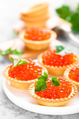 Tartlets kırmızı somon havyar, somon havyar balık. Havyar