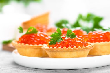 Tartlets kırmızı somon havyar, somon havyar balık. Havyar