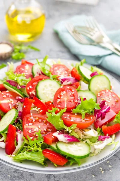 Färska Grönsaker Sallad Med Tomater Gurka Paprika Och Sesamfrön Grönsakssallad — Stockfoto
