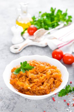 Lahana güveç. Domates soslu kızarmış lahana