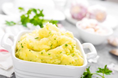 Patates püresi. Patates püre sarımsak ve maydanoz ile. Haşlanmış patates. Patates püresi