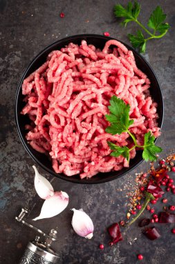 Ham sığır eti kıyma malzemelerle yemek pişirmek için. Taze kıyılmış et