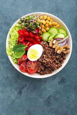 Buda kase haşlanmış yumurta, nohut, taze domates, tatlı biber, salatalık, savoy lahana, kırmızı soğan, yeşil lahanası ile yemek, ıspanak yaprakları, chia ve quinoa