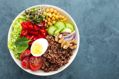 Buda kase haşlanmış yumurta, nohut, taze domates, tatlı biber, salatalık, savoy lahana, kırmızı soğan, yeşil lahanası ile yemek, ıspanak yaprakları, chia ve quinoa