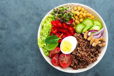 Buda kase haşlanmış yumurta, nohut, taze domates, tatlı biber, salatalık, savoy lahana, kırmızı soğan, yeşil lahanası ile yemek, ıspanak yaprakları, chia ve quinoa