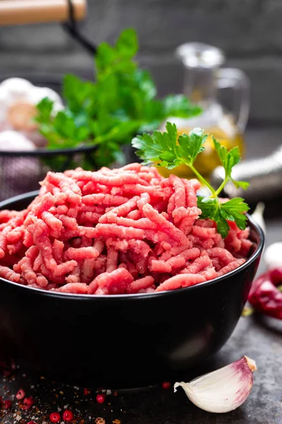 Daging Mentah Mentah Dengan Bahan Untuk Memasak Daging Cincang Segar — Stok Foto