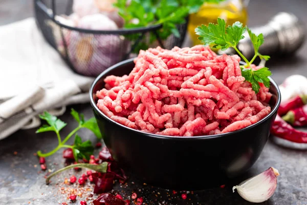 Carne Res Molida Cruda Con Ingredientes Para Cocinar Carne Picada — Foto de Stock