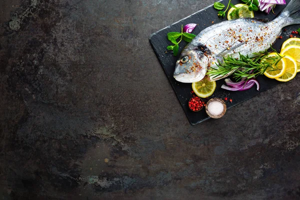 Свежая Рыба Дорадо Сырая Рыба Дорадо Ингредиент Приготовления Пищи Борту — стоковое фото