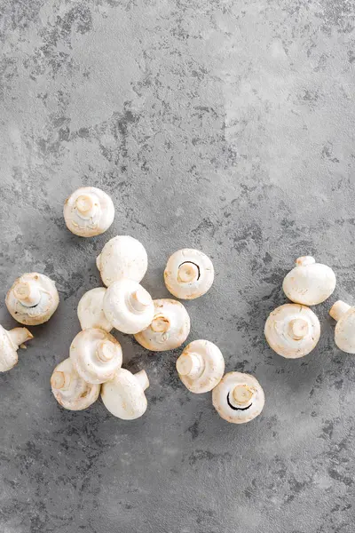 Verse Champignons Rauwe Paddestoelen Een Houten Bord Kweekaccessoires — Stockfoto