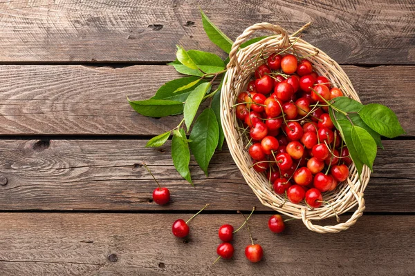 Kers Verse Zoete Kers Met Laat Mand Houten Tafel — Stockfoto