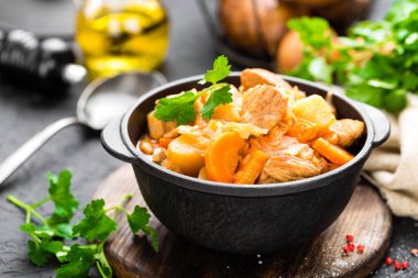 Sebzeli et güveç. Lahana, havuç ve patates ile Çoban Kavurma