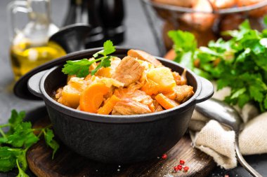 Sebzeli et güveç. Lahana, havuç ve patates ile Çoban Kavurma