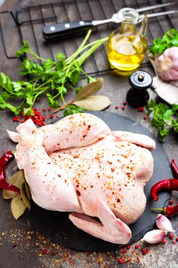 Çiğ tavuk. Yemek pişirmek için malzemelerle taze bütün tavuk