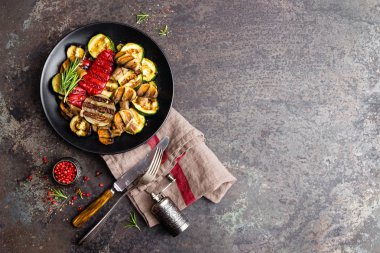 Izgara sebze salatası. Mangalda kabak, patlıcan, tatlı biber, soğan ve siyah plaka üzerinde mantar salatası