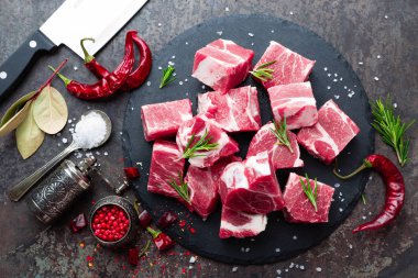 Taze domuz eti. Ham dilimlenmiş domuz eti. Domuz eti boyun