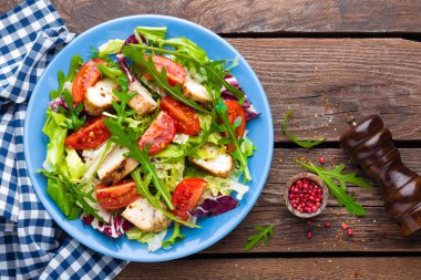 Tavuk etli sebze salatası. Salata taze sebze ve ızgara tavuk fileto