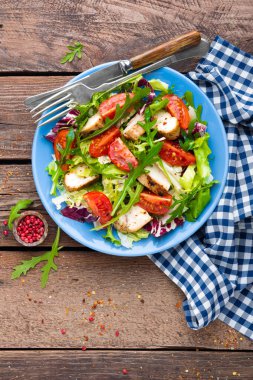 Tavuk etli sebze salatası. Salata taze sebze ve ızgara tavuk fileto