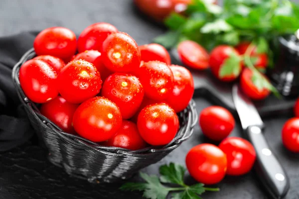 Tomates Tomates Frescos Canasta Sobre Mesa — Foto de Stock