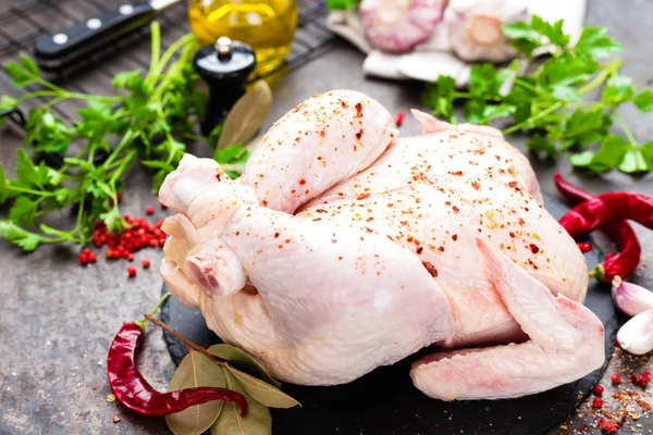 Ayam Mentah Seluruh Ayam Segar Dengan Bahan Untuk Memasak — Stok Foto