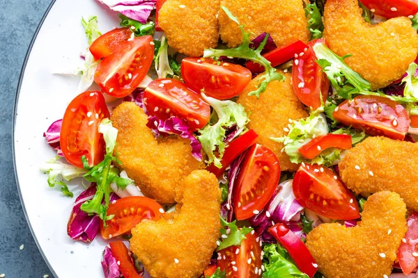 Nuggets Kurczaka Sałatką Sałatką Świeżych Warzyw Pomidorów Sałaty Chicken Nuggets — Zdjęcie stockowe