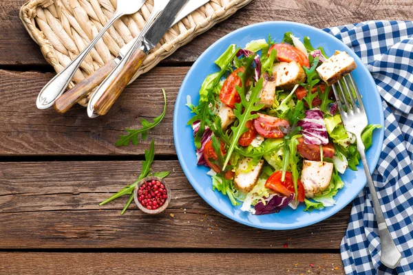 Salada Legumes Com Carne Frango Salada Com Legumes Frescos Filé — Fotografia de Stock