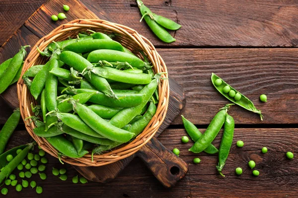 Guisantes Verdes Vainas Pelados Cuenco Madera Mesa — Foto de Stock