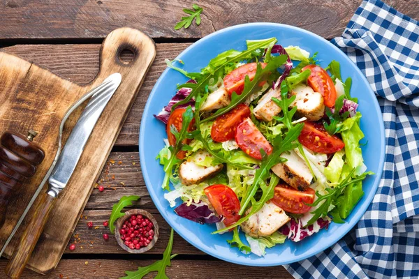 Ensalada Verduras Con Carne Pollo Ensalada Con Verduras Frescas Filete —  Fotos de Stock