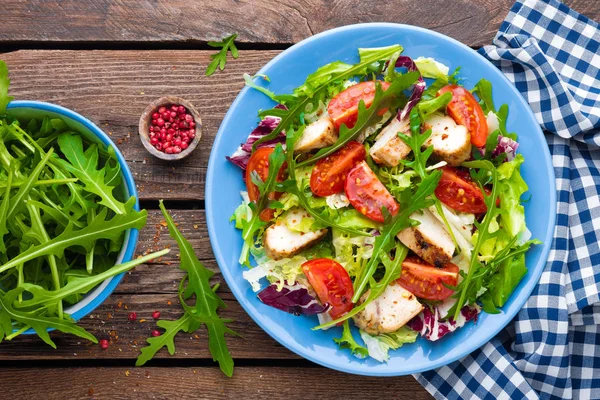 Salada Legumes Com Carne Frango Salada Com Legumes Frescos Filé — Fotografia de Stock