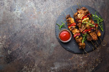 Izgara et şiş, şiş kebap soğan ve tatlı biber ile