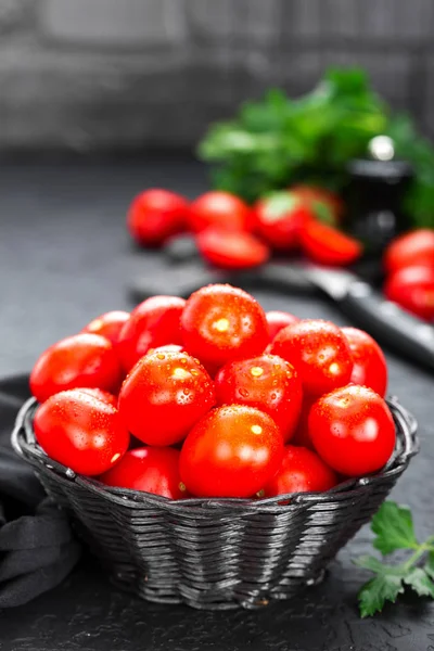 Tomates Tomates Frescos Canasta Sobre Mesa —  Fotos de Stock