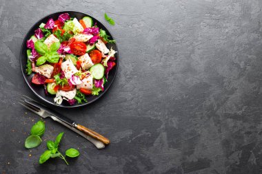 Salata tavuk eti ile. Tavuk göğsü ile taze sebze salatası. Et tavuk fileto ve plaka üzerinde taze sebze salatası