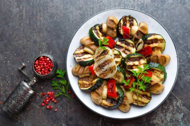 Izgara sebze ve mantar salatası. Izgara petrol sebze salatası. Plaka üzerinde ızgara salatası