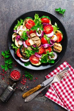 Taze ve ızgara sebze ve mantar salatası. Izgara petrol sebze salatası. Sebze salatası plaka üzerinde. Sağlıklı vejetaryen yemek